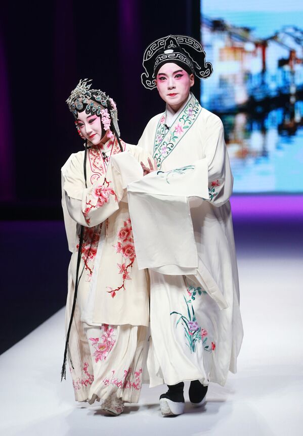 Những diễn viên thực hiện vở opera Trung Quốc trong thời gian giới thiệu bộ sưu tập Visaya of the South tại Tuần lễ thời trang ở Bắc Kinh, Trung Quốc - Sputnik Việt Nam