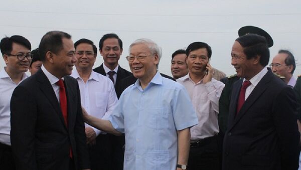 Tổng Bí thư nghe lãnh đạo Tập đoàn Vingroup báo cáo tiến độ Dự án tổ hợp sản xuất ô tô VINFAST tại TP Hải Phòng. - Sputnik Việt Nam