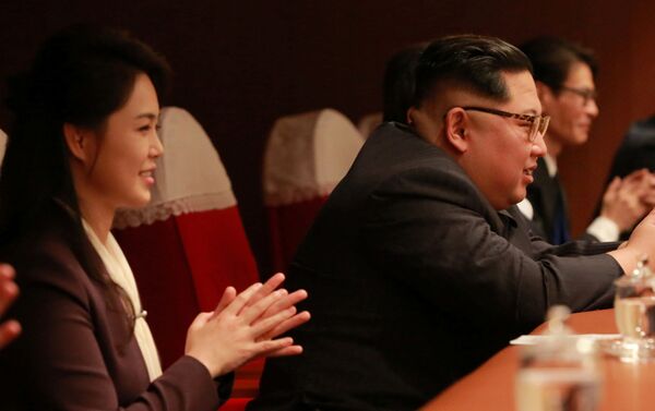 Lãnh đạo Bắc Triều Tiên Kim Jong-un với vợ tại buổi hóa nhạc của nghệ sĩ K-Pop ở Bình Nhưỡng. - Sputnik Việt Nam