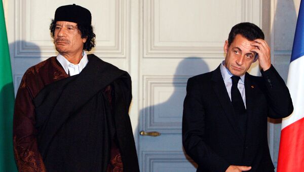 Nicolas Sarkozy và Muammar Gaddafi - Sputnik Việt Nam