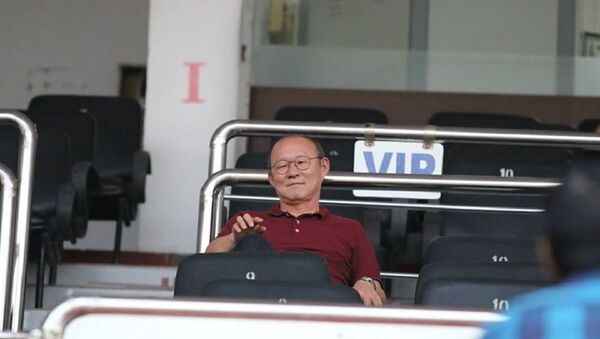 HLV Park Hang Seo tới sân theo dõi các cầu thủ thi đấu. - Sputnik Việt Nam