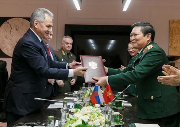 Lộ trình phát triển hợp tác quân sự song phương Nga-Việt giai đoạn 2018-2020 đã được ký kết trong ngày thứ Tư tại Mátxcơva sau cuộc hội đàm của Bộ trưởng Quốc phòng Nga, Đại tướng Sergei Shoigu, và Bộ trưởng Quốc phòng Việt Nam, Đại tướng Ngô Xuân Lịch. Lộ trình phát triển hợp tác quân sự song phương Nga-Việt giai đoạn 2018-2020 đã được ký kết trong ngày thứ Tư tại Mátxcơva sau cuộc hội đàm của Bộ trưởng Quốc phòng Nga, Đại tướng Sergei Shoigu, và Bộ trưởng Quốc phòng Việt Nam, Đại tướng Ngô Xuân Lịch. - Sputnik Việt Nam