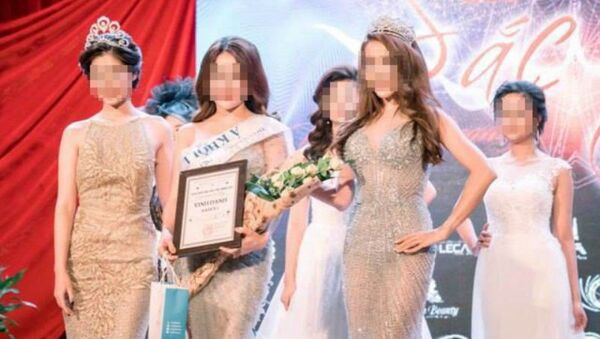 Nguyễn Thị Ngọc (thứ 2, từ trái sang) khi nhận danh hiệu Á khôi 1 tại cuộc thi cuộc chiến sắc đẹp tổ chức tại Hà Nội đầu 2017 - Sputnik Việt Nam