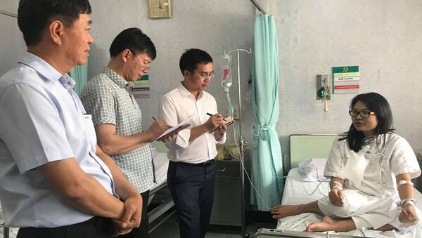 Đại diện Đại sứ quán Việt Nam tại Thái Lan đến thăm một sinh viên bị thương trong vụ cháy đang được điều trị tại bệnh viện - Sputnik Việt Nam