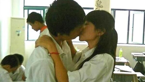 Phản cảm những pha học sinh hôn nhau ngay trong lớp - Sputnik Việt Nam