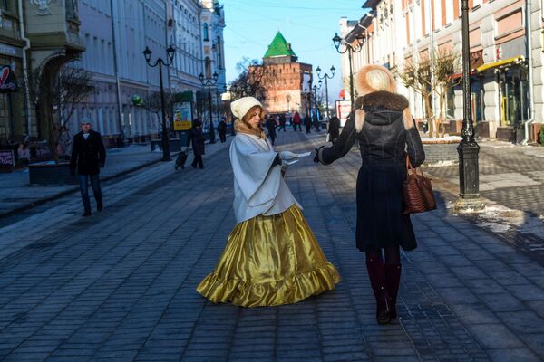 Khách bộ hành trên đường Giáng sinh ở thành phố Nizhny Novgorod - Sputnik Việt Nam