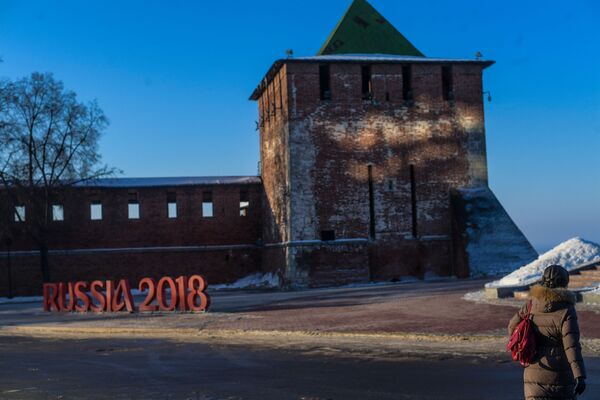 Trang trí Russia-2018 tại quảng trường cạnh điện Kremlin của thành phố Nizhny Novgorod - Sputnik Việt Nam