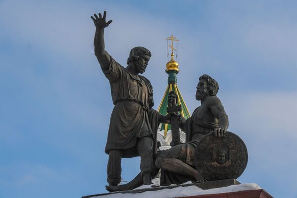 Đài tưởng niệm Minin và Pozharsky trên Quảng trường Thống nhất Nhân dân ở thành phố Nizhny Novgorod - Sputnik Việt Nam