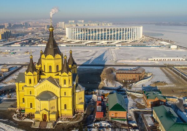 Phong cảnh Nhà thờ Alexander-Nevsky Novoyarmarichny và sân vận động Nizhny Novgorod - Sputnik Việt Nam