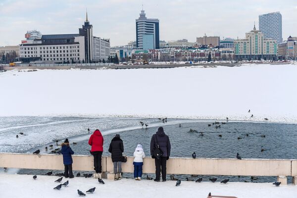 Những du khách bên bờ sông ở Kazan - Sputnik Việt Nam