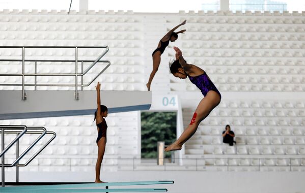 Nhảy xuống nước trong thời gian tập luyện chuẩn bị cho Asian Games 2018 tại Jakarta, Indonesia - Sputnik Việt Nam