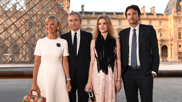 Президент группы компаний Louis Vuitton Moët Hennessy Бернар Арно со семьей в Париже - Sputnik Việt Nam