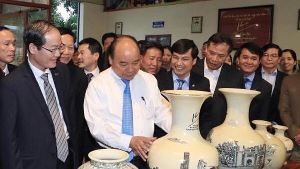 Thủ tướng Nguyễn Xuân Phúc đến thăm Công ty cổ phần gốm Chu Đậu. - Sputnik Việt Nam