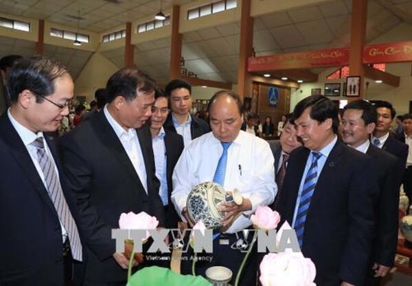 Thủ tướng Nguyễn Xuân Phúc đến thăm Công ty cổ phần gốm Chu Đậu. Thủ tướng Nguyễn Xuân Phúc đến thăm Công ty cổ phần gốm Chu Đậu. - Sputnik Việt Nam