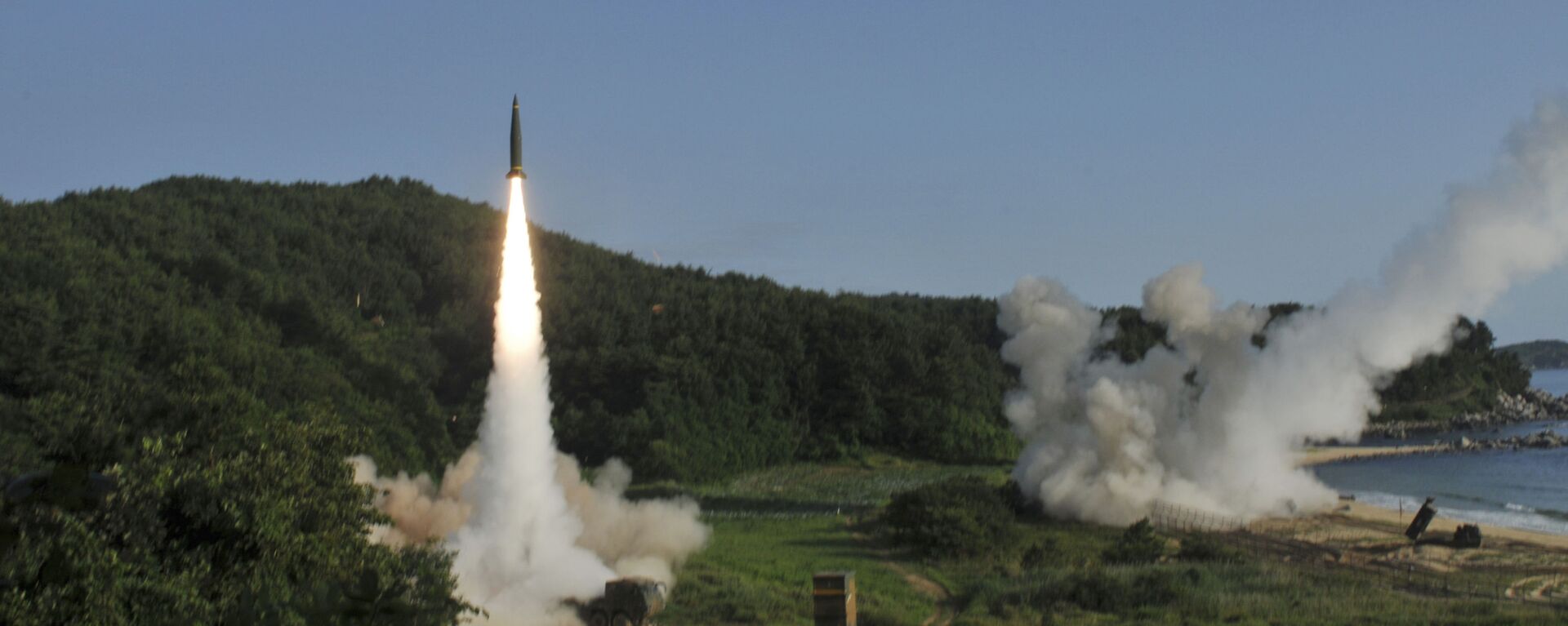 Запуск южнокорейской ракеты Hyunmoo II и американской MGM-140 во время совместных военных учений США и Южной Кореи - Sputnik Việt Nam, 1920, 08.07.2022