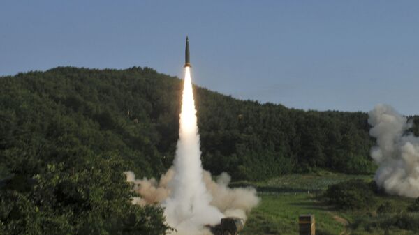 Запуск южнокорейской ракеты Hyunmoo II и американской MGM-140 во время совместных военных учений США и Южной Кореи - Sputnik Việt Nam