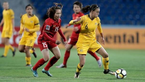 ĐT nữ Việt Nam (áo đỏ) thi đấu lép vế hoàn toàn trước ĐT nữ Australia - Sputnik Việt Nam