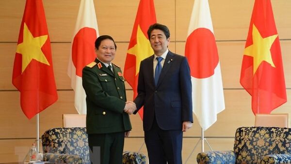 Thủ tướng Nhật Bản Shinzo Abe tiếp Đại tướng Ngô Xuân Lịch, Ủy viên Bộ Chính trị, Phó bí thư Quân ủy Trung ương, Bộ trưởng Bộ Quốc phòng Việt Nam trong chuyến thăm chính thức Nhật Bản - Sputnik Việt Nam