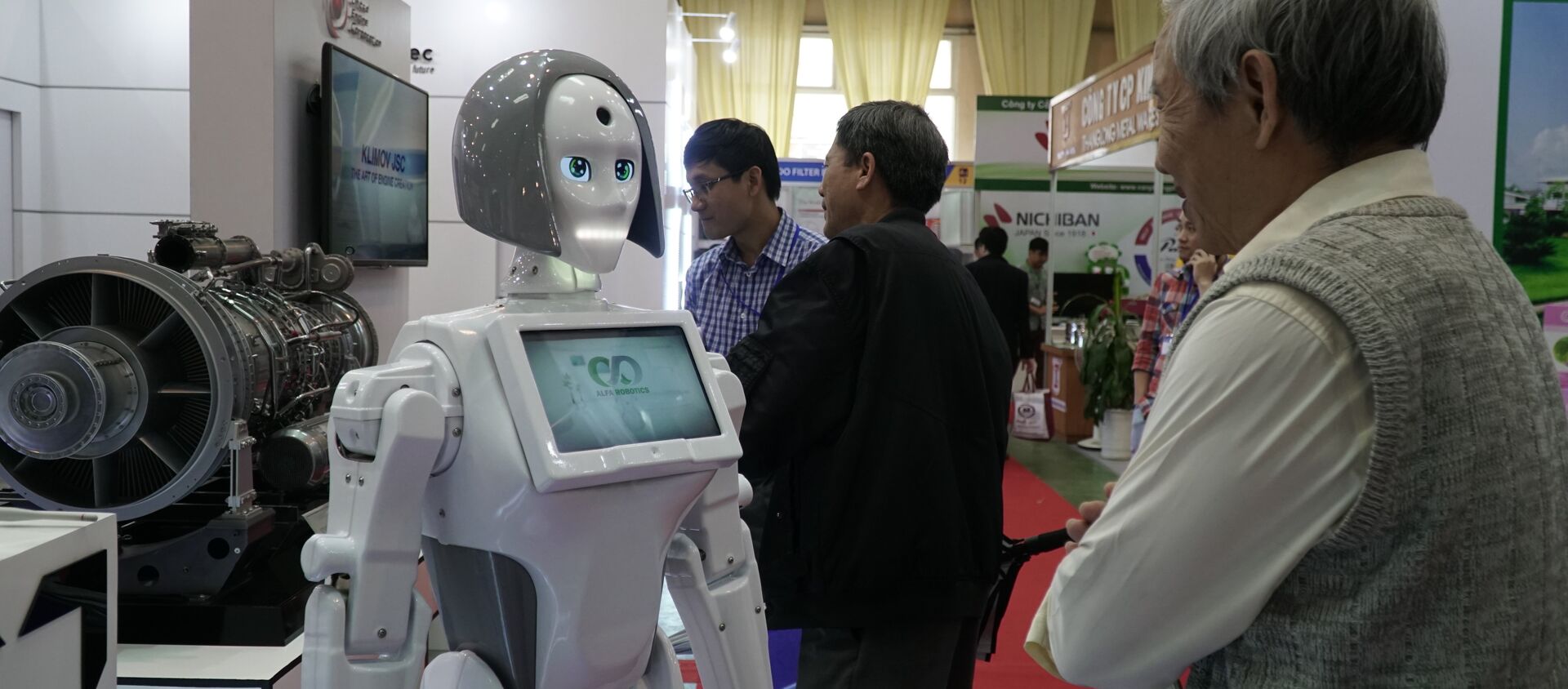 Khách thăm Triển lãm “Vietnam Expo 2018” nghiên cứu sản phẩm mới nhất – cô gái robot Kiki – của công ty điện tử Nga chuyên về robot điện tử Alfa Robotics - Sputnik Việt Nam, 1920, 11.04.2018