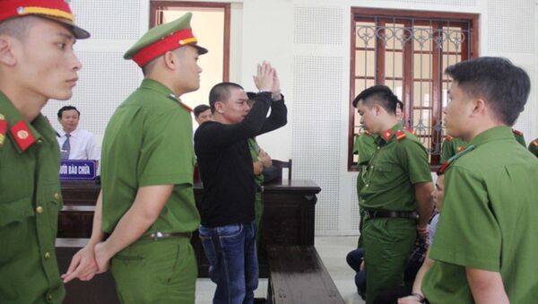 Khi tòa tuyên án tử, bị cáo Hùng đại náo hội trường xử án. - Sputnik Việt Nam