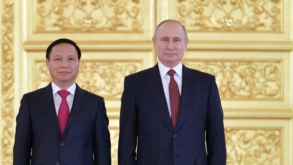 Tổng thống Nga Vladimir Putin tiếp nhận quốc thư của Đại sứ Đặc mệnh Toàn quyền nước CHXHCN Việt Nam tại Liên bang Nga Ngô Đức Mạnh - Sputnik Việt Nam