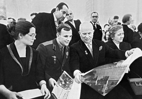 Bí thư thứ nhất Trung ương Đảng Cộng sản Liên Xô Nikita Khrushchev và phu nhân Nina tiếp đón nhà du hành vũ trụ Liên Xô Yuri Gagarin với vợ Valentina tại Điện Kremlin - Sputnik Việt Nam