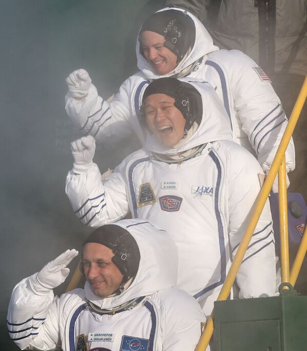 Phi hành gia Nga Anton Shkaplerov và Norishige Kanai và Scott Tingle trước khi phóng tên lửa đẩy Soyuz-FG với tàu vận tải vũ trụ có người lái Soyuz-MS-07 từ sân bay vũ trụ Baikonur - Sputnik Việt Nam