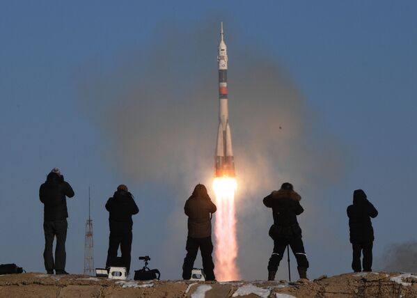 Tên lửa đẩy Soyuz-FG cùng với tàu vũ trụ Soyuz MS-07  từ Sân bay vũ trụ Baikonur - Sputnik Việt Nam