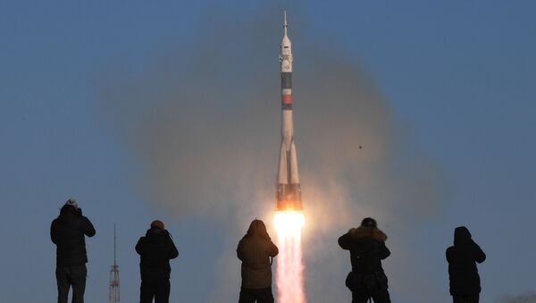 Tên lửa đẩy Soyuz-FG cùng với tàu vũ trụ Soyuz MS-07  từ Sân bay vũ trụ Baikonur - Sputnik Việt Nam