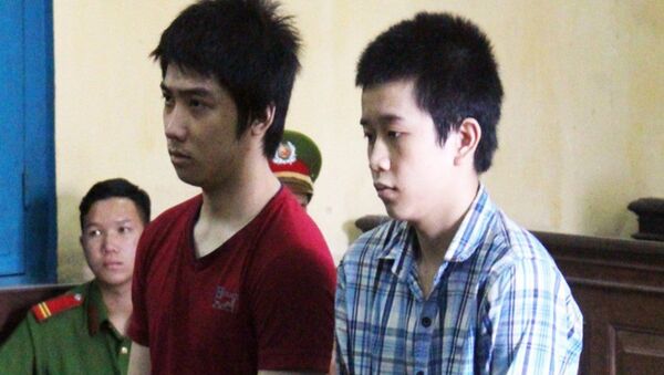 Bị cáo Trần Điền Duy (áo đỏ) và Lê Ngọc Hưng tại phiên tòa phúc thẩm. - Sputnik Việt Nam