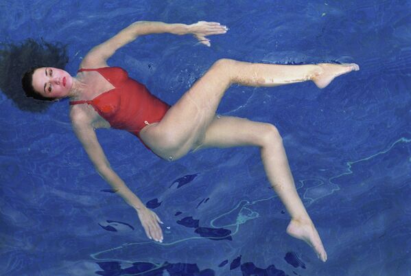 Nữ vận động viên bơi đồng bộ đang tạo dáng - Sputnik Việt Nam