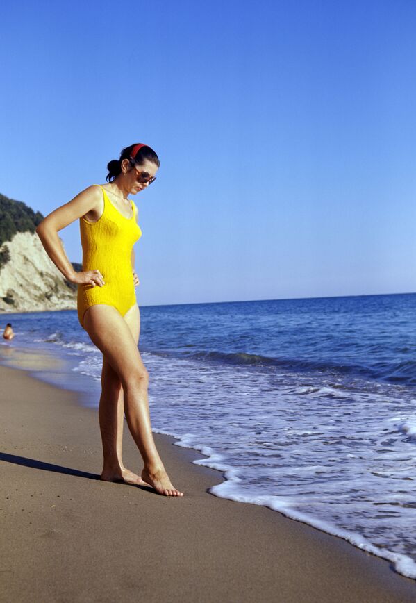 Các cô gái trong bộ đồ bơi màu vàng đứng trên bãi biển - Sputnik Việt Nam