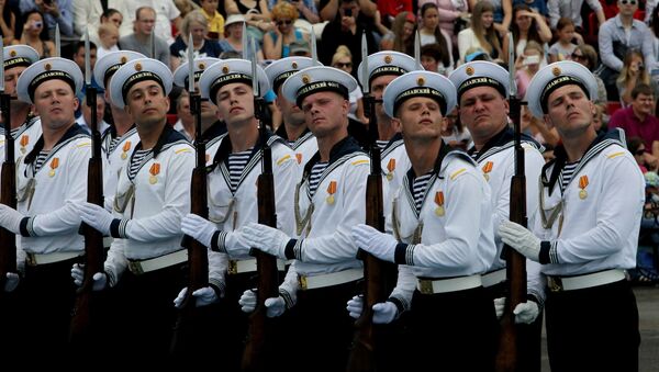 Đội danh dự của Hạm đội Thái Bình Dương trong lễ kỷ niệm Ngày Hải quân Nga tại Vladivostok - Sputnik Việt Nam