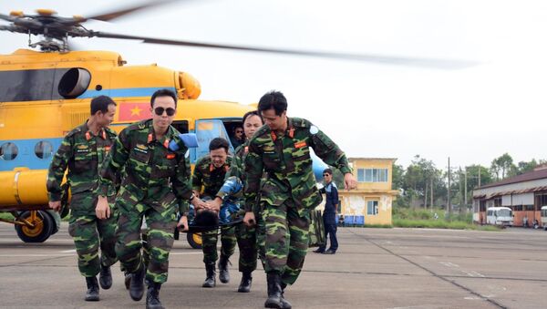 Các cán bộ, nhân viên y tế Bệnh viện dã chiến cấp 2 số 1 thực hành huấn luyện cấp cứu đường không. - Sputnik Việt Nam