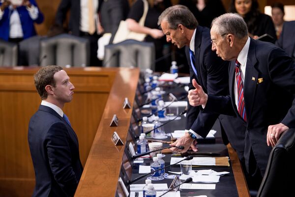 Giám đốc điều hành Facebook Zuckerberg điều trần với hai thượng nghị sĩ John Thune và Chuck Grassley ở Quốc hội - Sputnik Việt Nam