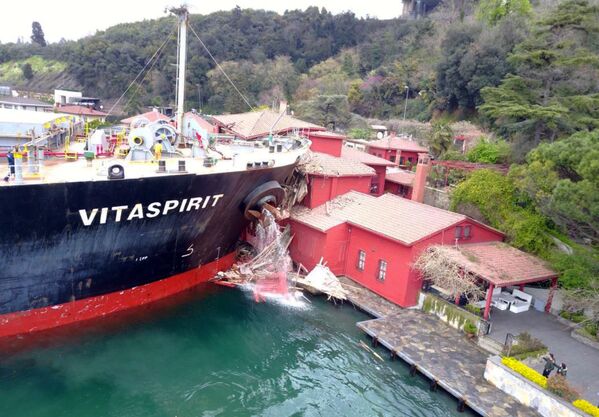 Chiếc tàu chở dầu đã đâm vào biệt thự cổ, công trình lịch sử ở Istanbul - Sputnik Việt Nam
