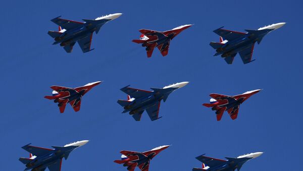 Máy bay chiến đấu đa năng Su-30SM của đội bay biểu diễn Tráng sĩ Nga và tiêm kích MiG-29 của đội bay biểu diễn Cánh én tại buổi diễn tập diễu hành mừng chiến thắng tại ngoại ô Moskva - Sputnik Việt Nam