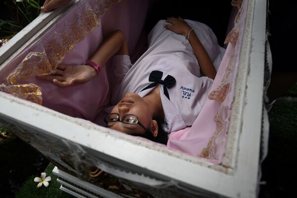 Cô gái tuổi teen kiểm tra chiếc quan tài trong không gian triển lãm Kid Mai Death Atence Cafe ở Bangkok - Sputnik Việt Nam