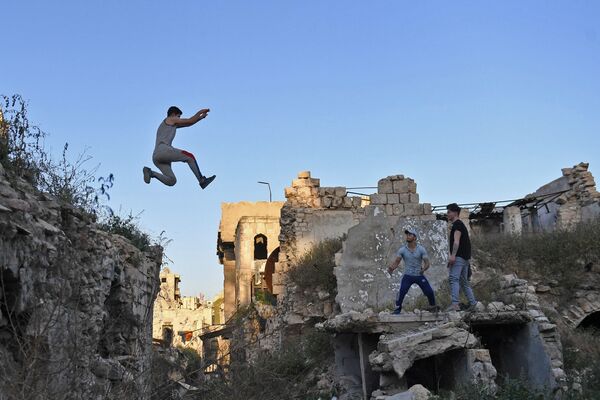 Những người trẻ tuổi vượt chướng ngại vật (parkour) tại Aleppo, Syria - Sputnik Việt Nam