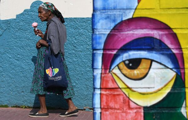 Người phụ nữ cao tuổi cầm kem trên phố Tegucigalpa, thủ đô Honduras - Sputnik Việt Nam