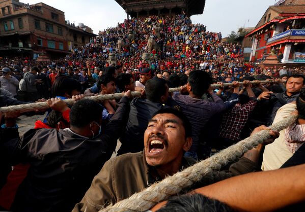 Người dân Nepal đang kéo dây thừng vận chuyển thần Bhairava trong lễ hội tôn giáo Bisket tại thành phố Bhaktapur - Sputnik Việt Nam