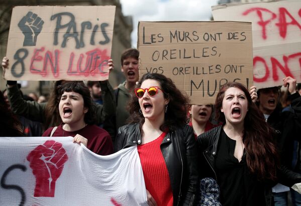 Nhóm sinh viên tham gia phản đối cải cách đại học của Tổng thống Macron đối diện với Đại học Sorbonne ở Paris - Sputnik Việt Nam