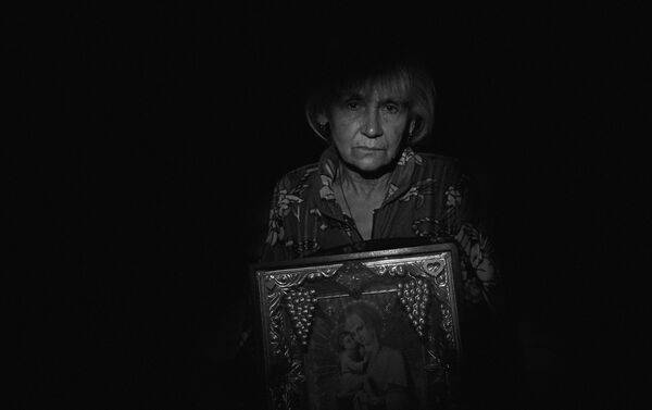 Nữ cư dân bị thiệt hại trong cuộc pháo kích vào làng Veseloe gần sân bay Donetsk, Ekaterina Belyaeva (65 tuổi) - Sputnik Việt Nam