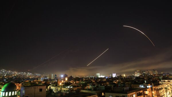 Missiles streak across the Damascus skyline as the U.S. launches an attack on Syria targeting different parts of the capital, early Saturday, April 14, 2018. Syria's capital has been rocked by loud explosions that lit up the sky with heavy smoke as U.S. President Donald Trump announced airstrikes in retaliation for the country's alleged use of chemical weapons. - Sputnik Việt Nam