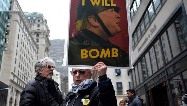 Anti-war protesters shout slogans against US President Donald Trump during a demonstration in front of the Trump Tower in New York on April 7, 2017, to protest the US air strike in Syria - Sputnik Việt Nam