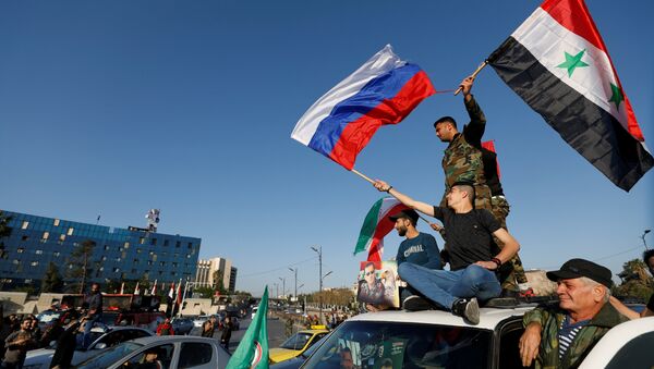Dân Syria xuống đường phất cờ ủng hộ ông Assad - Sputnik Việt Nam