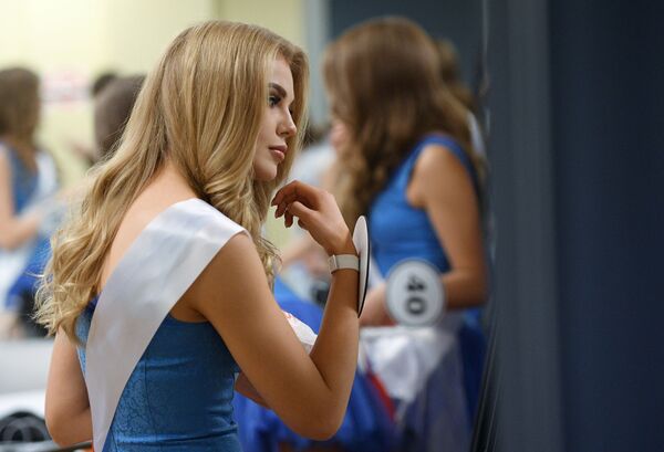 Một trong những thí sinh vòng trung kết cuộc thi “Hoa hậu Nga -2018” trong phòng trang điểm trước cuộc thi. - Sputnik Việt Nam