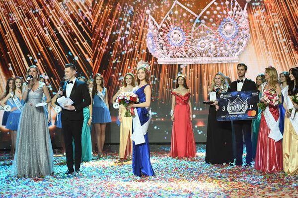 Hoa hậu Nga 2018 Yulia Polyachikhina trong lễ giao giải cho những người lọt vào vòng chung kết cuộc thi “Hoa hậu Nga-2018” - Sputnik Việt Nam
