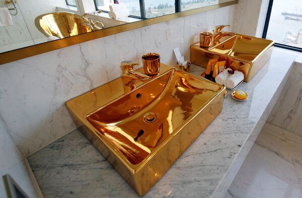 Bồn rửa mặt dát vàng trong phòng tắm của phòng President Suite khách sạn Golden Bay Danang tại Việt Nam - Sputnik Việt Nam