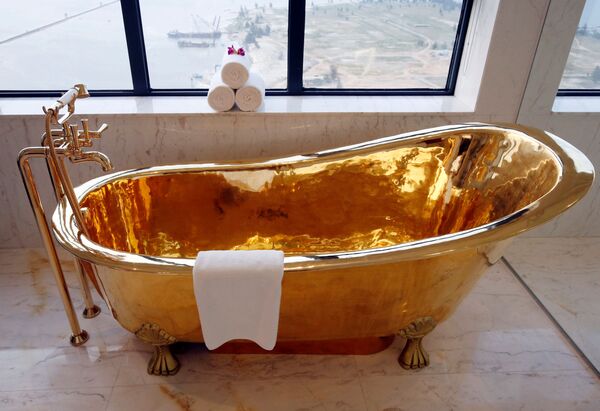 Bồn tắm vàng trong phòng President Suite khách sạn Golden Bay Danang tại Việt Nam - Sputnik Việt Nam